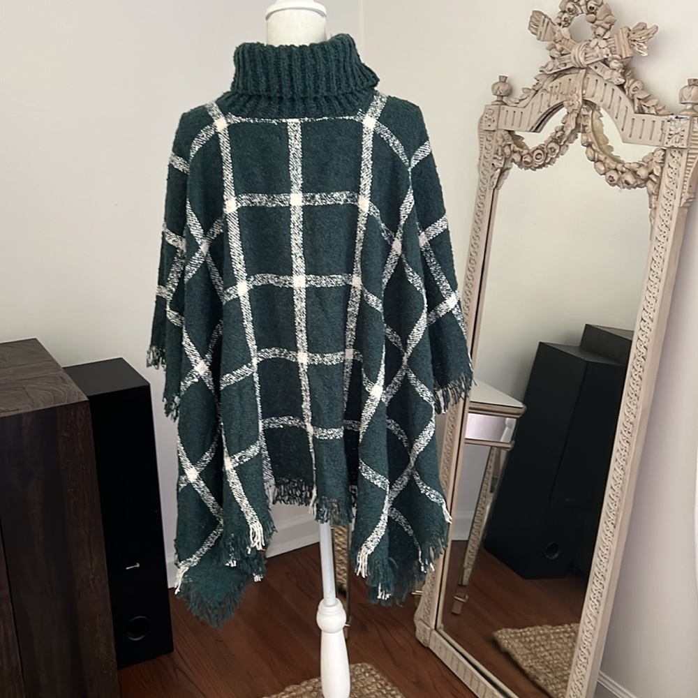 Loft Poncho - Picture 3 of 7